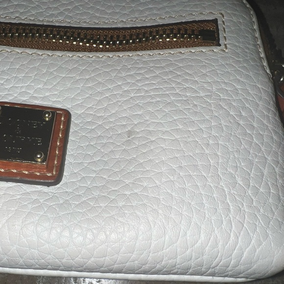 Dooney & Bourke white wristlet - Picture 2 of 8